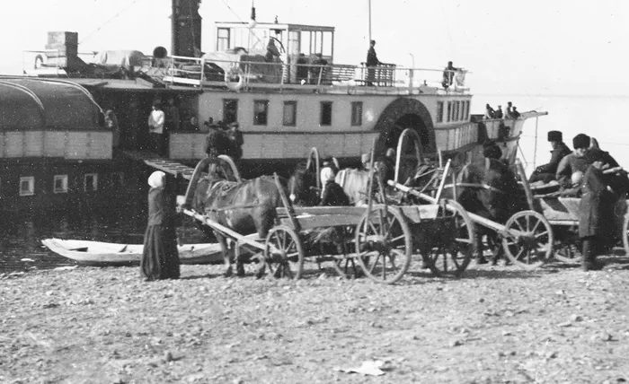 Прибытие телег для разгрузки товаров с парохода