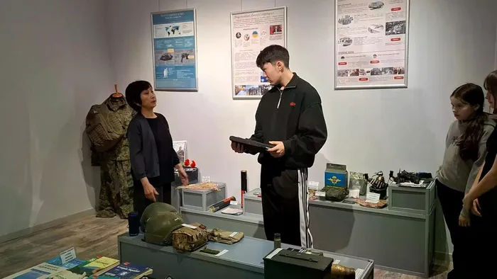 Школьники знакомятся с предметами-трофеями с СВО